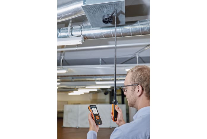 Volumetric flow measurement at ceiling outlets with vane probe (Ø 100 mm) and testo 440