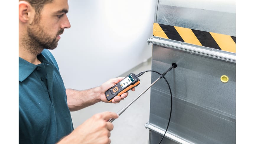 Medición de caudal volumétrico en scanales de ventilación con sonda de hilo caliente y testo 440