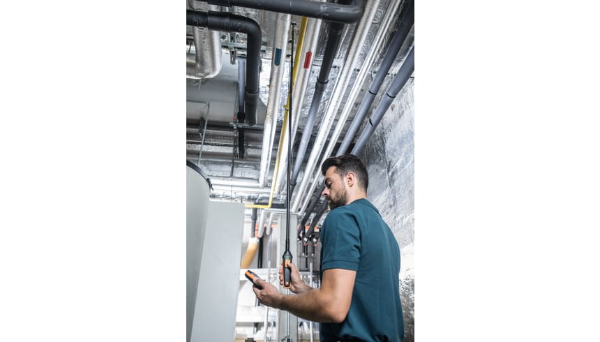Medición de caudal volumétrico en scanales de ventilación con sonda de hilo caliente y testo 440
