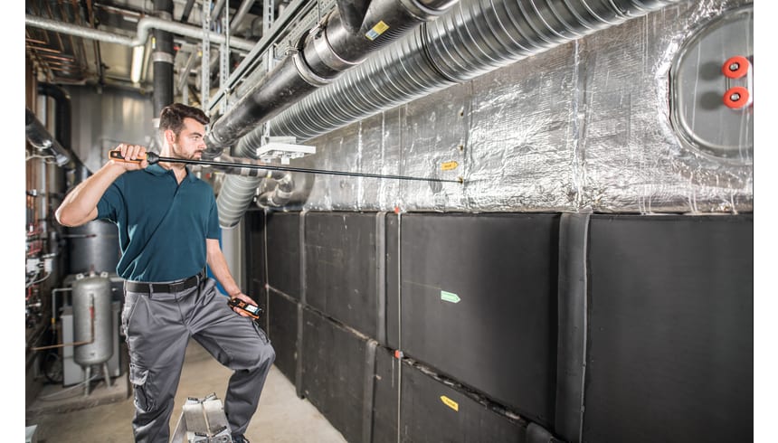 Medición de caudal volumétrico en scanales de ventilación con sonda de hilo caliente y testo 440