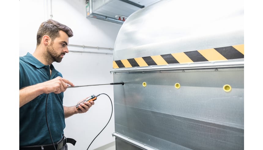 Medición de caudal volumétrico en scanales de ventilación con sonda de molinete (Ø 16 mm) y testo 440