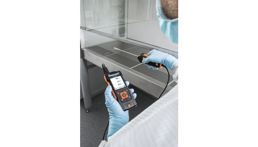 Volumetric flow measurement in fume cupboards with fume cupboard probe and testo 440