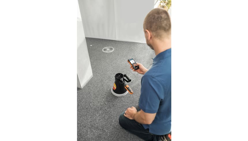 Volumetric flow measurement at plate outlets with vane probe (&Oslash; 100 mm), testovent 417 funnel set, and testo 440