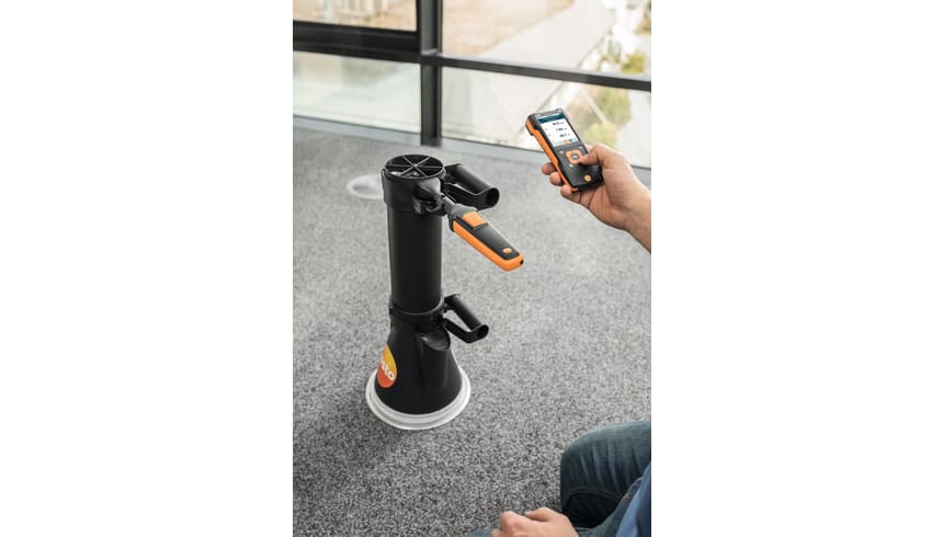 Volumetric flow measurement at swirl outlets with vane probe (&Oslash; 100 mm), volume flow straightener, and testo 440