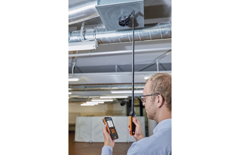 Volumetric flow measurement at ceiling outlets with vane probe (&Oslash; 100 mm) and testo 440