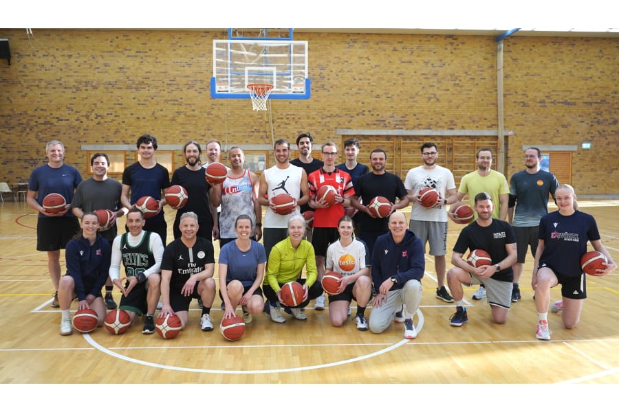 Mitarbeiter des Messtechnikspezialist trainieren mit zwei Spielerinnen der USC Eisvögel.