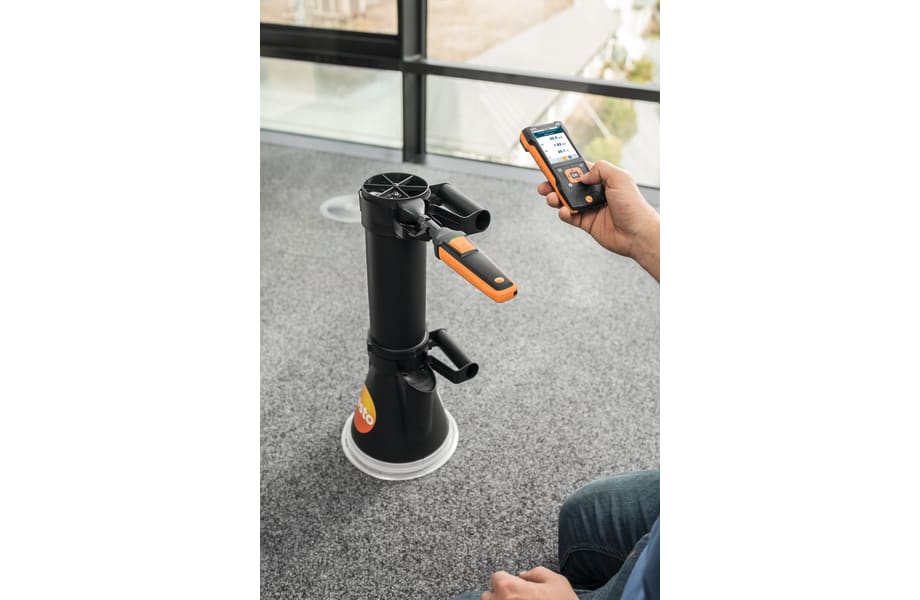 Volumetric flow measurement at swirl outlets with vane probe (&Oslash; 100 mm), volume flow straightener, and testo 440