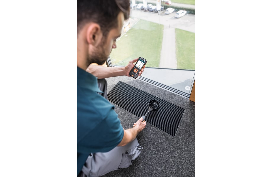 Volumetric flow measurement at  at ventilation grilles with vane probe (&Oslash; 100 mm) and testo 440