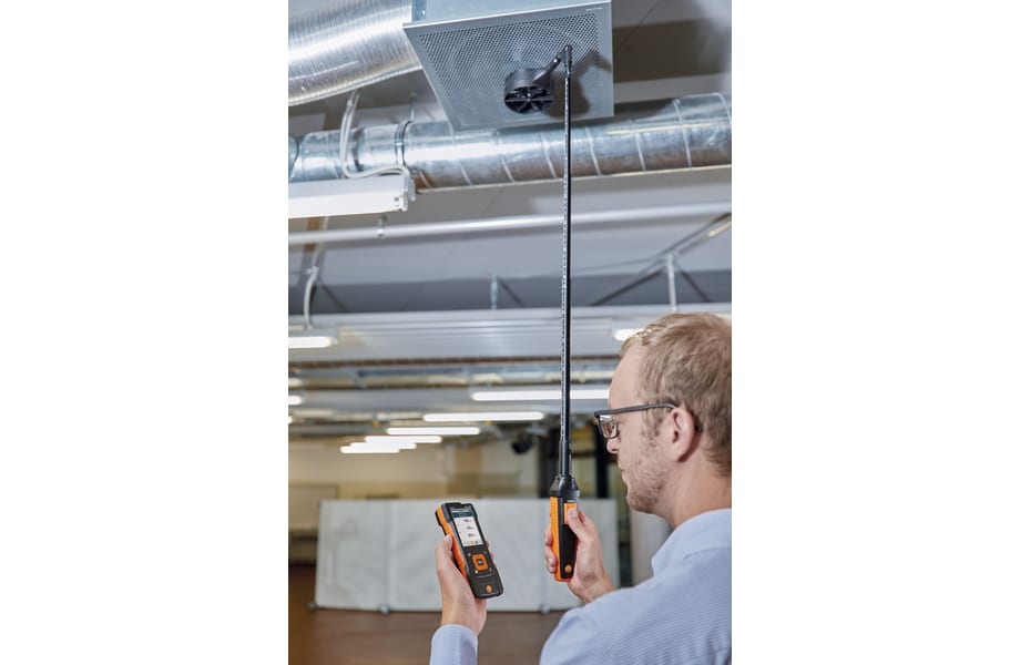 Volumetric flow measurement at ceiling outlets with vane probe (&Oslash; 100 mm) and testo 440