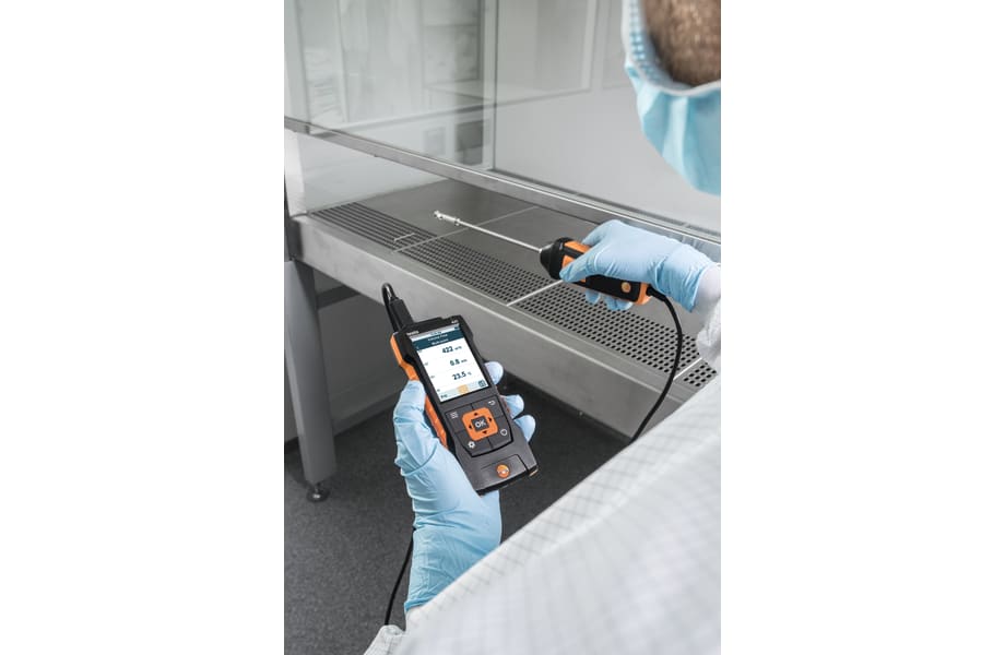 Volumetric flow measurement in fume cupboards with fume cupboard probe and testo 440