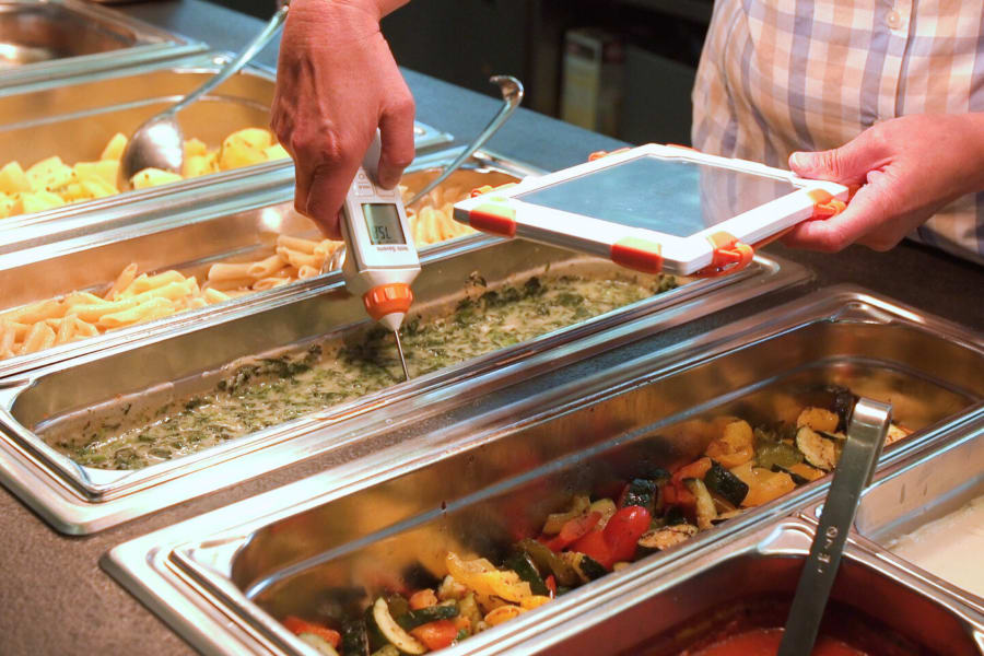 Medición de temperatura con instrumento de medición portátil en un buffet 