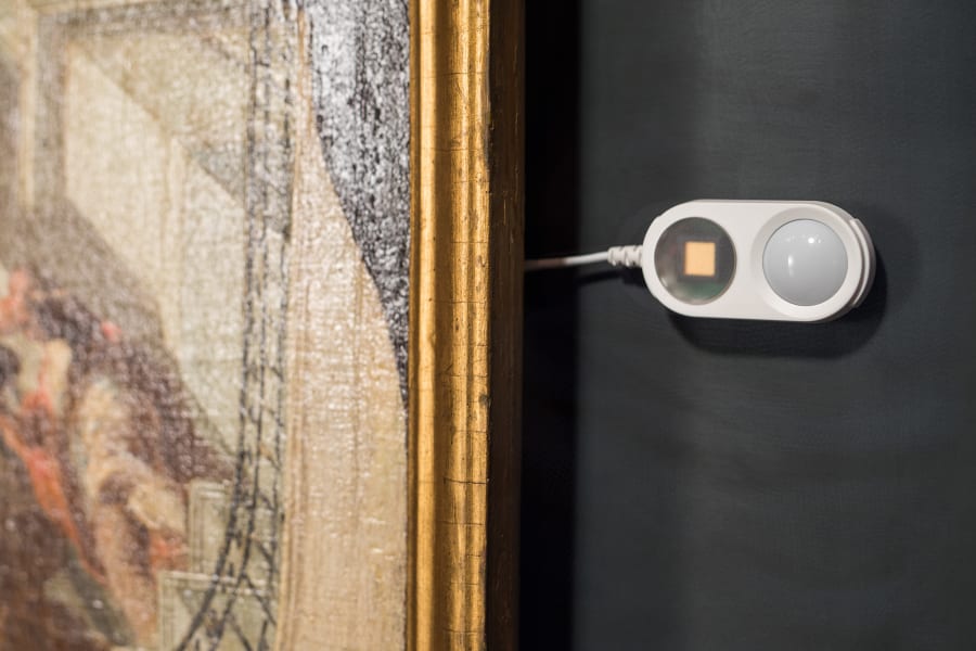 UV data logger for climate monitoring in display cabinets