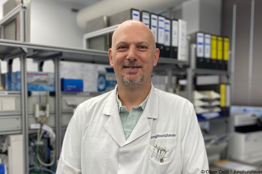 Imagen 4: El Dr. Jochen Jung, responsable de control de calidad de Jungbunzlauer Ladenburg GmbH, valora que el nuevo sistema le permita acceder a los datos históricos en cualquier momento.