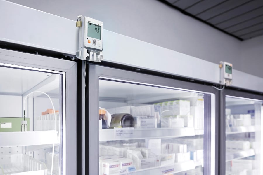Una sonda a nastro monitora la temperatura all'interno di un frigorifero per medicinali
