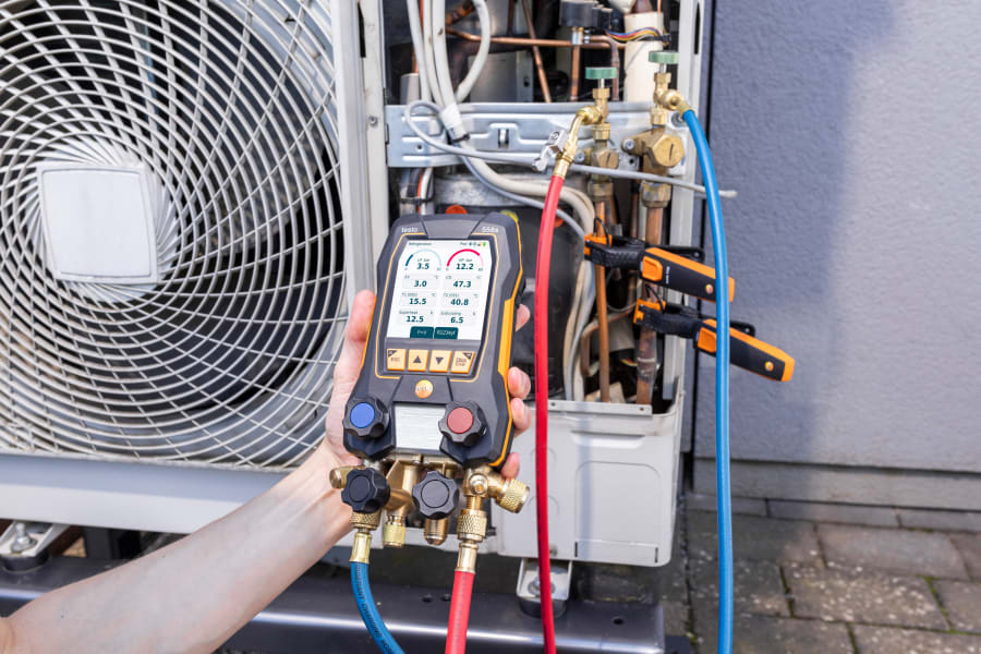 Servicing heat pumps with the digital manifold testo 570s